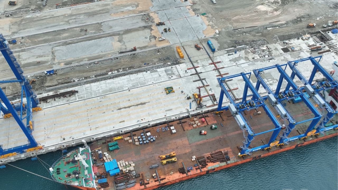 ડીપ સી પોર્ટ શું છે અને ભારતને તેની શા માટે જરૂર છે?તો ચાલો આપણે એક નાનકડી વાત સમજીએ તો ભારતનો કુલ આયાતનો લગભગ 90 ટકા ભાગ દરિયાઈ માર્ગે આવે છે. સામાન્ય રીતે, સમગ્ર વિશ્વમાં, દરેક દેશમાંથી લગભગ સમાન ટકાવારી આયાત ફક્ત દરિયાઈ માર્ગે થાય છે.