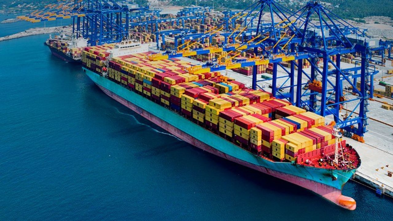 પરંતુ ભારતનો આ માલ સીધો ભારત આવતા પહેલા દુબઈ,શ્રીલંકા કે પછી સિંગાપુરના પોર્ટ પર જ ઉતારવામાં આવતો હતો અને ત્યારબાદ ત્યાંથી નાના નાના જહાજો દ્વારા ભારત આવતો હતો. જેના કારણે ખર્ચ પણ વધતો હતો.