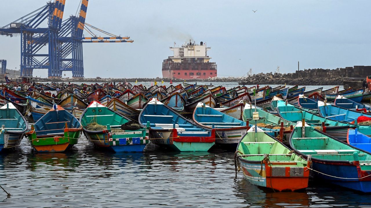 જિઓ પોલિટિકલ નજરથી પણ Vizhinjam પોર્ટ ભારત માટે ગેમચેન્જનું કામ કરી શકે છે. એ જાણવું જરુરી છે કે, અત્યારસુધી ભારત Mother Vesselsને પહેલા કે પછી શ્રીલંકા ,દુબઈ કે પછી સિંગાપોર રોકે છે. ત્યારબાદ ત્યાંથી  નાના -નાના જહાજોમાં શિફટ કરી ભારત લાવે છે.