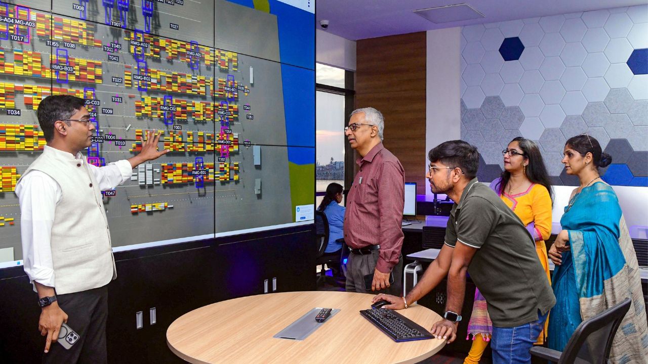  પરંતુ Vizhinjam પોર્ટ બની જવાથી હવે આ સમસ્યાનું પણ સમાધાન નીકળ્યું છે. એટલે કે, ભવિષ્યમાં ચીન સાથે થનારા યુદ્ધ સાથે જોડાયેલી એક મુશ્કેલીનું સમાધાન તો અદાણીના આ નવા પોર્ટે દુર કર્યું છે.