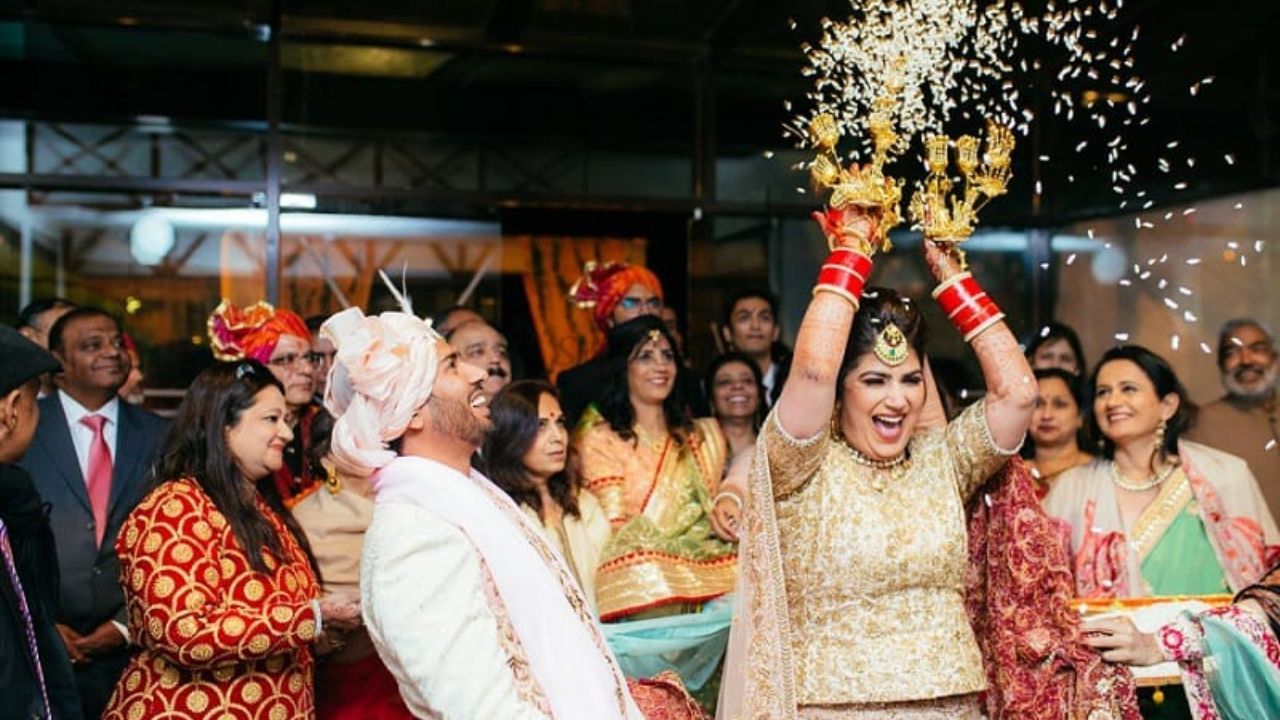 એવી પણ માન્યતા છે કે છોકરી ભલે પોતાનું પિયર છોડી રહી હોય પણ તે આ ચોખાના દાણાના રૂપમાં પોતાના પિયર માટે પ્રાર્થના કરતી રહે છે. આવી સ્થિતિમાં, દુલ્હન દ્વારા ફેંકવામાં આવેલા ચોખા હંમેશા તેના માતાપિતા માટે આશીર્વાદ બની રહે છે. આ વિધિ ખરાબ નજરથી દૂર રહેવા માટે પણ કરવામાં આવે છે. એવું માનવામાં આવે છે કે આ વિધિ કન્યા તેના માતાપિતાનું ઘર છોડ્યા પછી તેના પરિવારને ખરાબ નજરથી બચાવવા માટે કરવામાં આવે છે.
