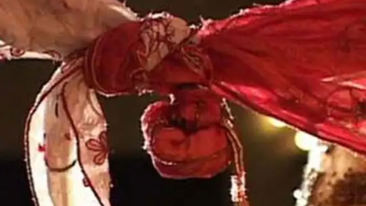 દુર્વા: દુર્વા એટલે જીવનમાં ક્યારેય આળસુ ન બનવું. દુર્વા એક એવું ઘાસ છે જે સુકાઈ જાય ત્યારે પણ પાણીથી લીલું થઈ જાય છે. તેવી જ રીતે વરરાજા અને કન્યાના સંબંધમાં સુખ અને દુઃખ, મધુરતા અને નિકટતાનો અનુભવ હંમેશા રહે અને તેમનો પ્રેમ હંમેશા અકબંધ રહે.
