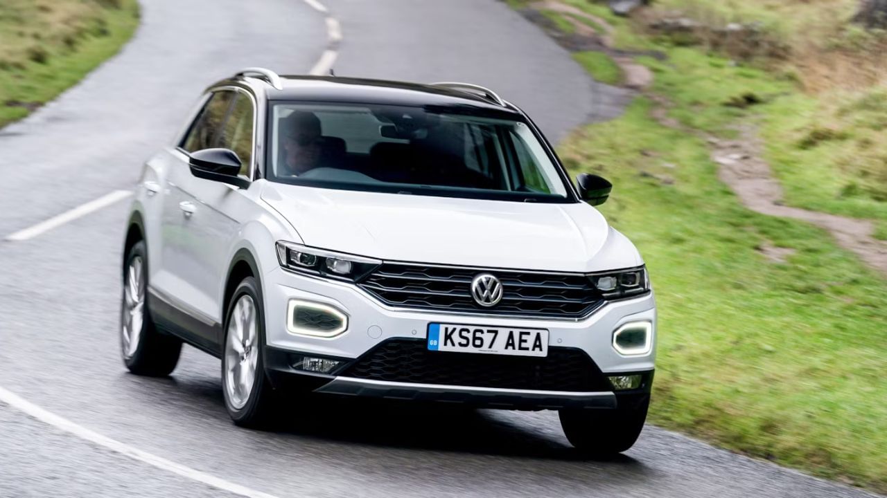 જો તમે સ્વપ્નમાં સફેદ કાર જુઓ છો, ચલાવો છો અથવા તેમાં બેસો છો, તો તે દરેક રીતે શુભ અને સકારાત્મક સ્વપ્ન માનવામાં આવે છે. આમાં તમારી પ્રગતિની શક્યતાઓ છે. (Disclaimer - આ લેખમાં સમાવિષ્ટ કોઈપણ માહિતી/સામગ્રી/ગણતરીની ચોકસાઈ અથવા વિશ્વસનીયતાની ખાતરી આપવામાં આવતી નથી. આ માહિતી વિવિધ માધ્યમો/જ્યોતિષીઓ/ઉપદેશો/માન્યતાઓ/ધાર્મિક ગ્રંથોમાંથી એકત્રિત કરીને તમારા સુધી પહોંચાડવામાં આવી છે. અમારો ઉદ્દેશ્ય ફક્ત માહિતી પહોંચાડવાનો છે. વાંચકોએ તેને ફક્ત માહિતી તરીકે જ માનવી જોઈએ. આ ઉપરાંત તેના કોઈપણ ઉપયોગ માટે વાંચકો પોતે જવાબદાર રહેશે.)(All Image Symbolic)
