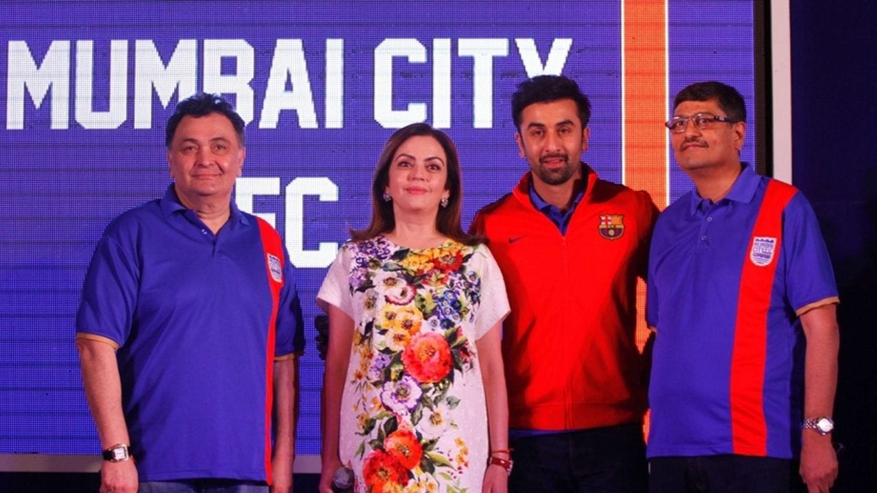 ફિલ્મોનો 'KING' કોણ છે? આ પ્રશ્નનો જવાબ મેળવવા માટે લોકો બોક્સ ઓફિસ કલેક્શન પર નજર રાખે છે. વાસ્તવિક જીવનમાં અને કમાણીમાં કિંગ કોણ છે? આનો જવાબ મેળવવા માટે સ્ટારડમ અને નેટવર્થ પર નજર રાખવામાં આવે છે. કલાકારો દર વર્ષે કરોડો કમાય છે. સુપરસ્ટાર આમિર ખાનની વાત આવે ત્યારે, શું તમે વિચાર્યું છે કે તે પૈસા કમાય છે. પરંતુ તેનું સંચાલન કોણ કરે છે? પોતે, તેના બાળકો કે તેની ભૂતપૂર્વ પત્ની અથવા ગર્લફ્રેન્ડ... બધાનો સીધો જવાબ છે - આમાંથી કોઈ નહીં. તેણે પોતે આ જવાબદારી બિમલ પારેખને સોંપી છે. છેવટે, આ વ્યક્તિ કોણ છે? જેના માટે આમિર ખાને કહ્યું હતું કે - તે મને એક ક્ષણમાં નાદાર કરી શકે છે.