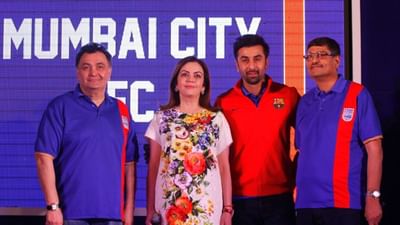 ફિલ્મોનો 'KING' કોણ છે? આ પ્રશ્નનો જવાબ મેળવવા માટે લોકો બોક્સ ઓફિસ કલેક્શન પર નજર રાખે છે. વાસ્તવિક જીવનમાં અને કમાણીમાં કિંગ કોણ છે? આનો જવાબ મેળવવા માટે સ્ટારડમ અને નેટવર્થ પર નજર રાખવામાં આવે છે. કલાકારો દર વર્ષે કરોડો કમાય છે. સુપરસ્ટાર આમિર ખાનની વાત આવે ત્યારે, શું તમે વિચાર્યું છે કે તે પૈસા કમાય છે. પરંતુ તેનું સંચાલન કોણ કરે છે? પોતે, તેના બાળકો કે તેની ભૂતપૂર્વ પત્ની અથવા ગર્લફ્રેન્ડ... બધાનો સીધો જવાબ છે - આમાંથી કોઈ નહીં. તેણે પોતે આ જવાબદારી બિમલ પારેખને સોંપી છે. છેવટે, આ વ્યક્તિ કોણ છે? જેના માટે આમિર ખાને કહ્યું હતું કે - તે મને એક ક્ષણમાં નાદાર કરી શકે છે.