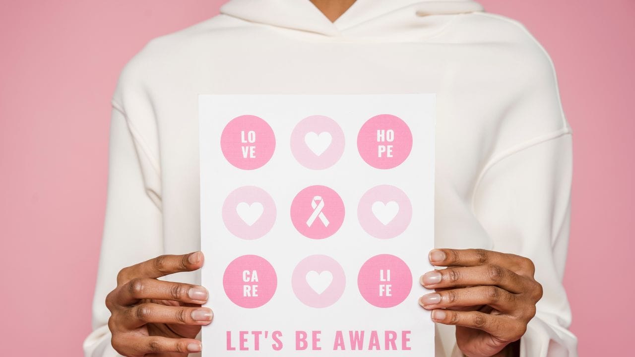 મહિલાઓમાં માત્ર 30 વર્ષની ઉંમર બાદ  PCOS (પોલિસિસ્ટિક ઓવરી સિન્ડ્રોમ)ની સમસ્યા થવા લાગે છે. હાલમાં આનું કોઈ ચોક્કસ કારણ શું છે. તે સામે આવ્યું નથી. ડોક્ટરનોનું કહેવું છે કે, આ જેનેટિક અને ખરાબ લાઈફસ્ટાઈલના કારણે થાય છે. આનાથી બચવા માટે લાઈફસ્ટાઈલમાં સુધારો લાવવાની ખુબ જરુર છે.