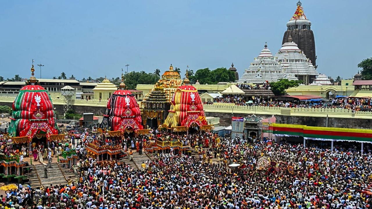 Jagannath Rath Yatra 2025:જગન્નાથ રથયાત્રા હિન્દુ ધર્મમાં ખૂબ જ પવિત્ર અને મહત્વપૂર્ણ તહેવાર છે, જે ભક્તોને ભગવાન જગન્નાથ, બલભદ્ર અને સુભદ્રાના આશીર્વાદ મેળવવાની તક આપે છે. એવું માનવામાં આવે છે કે આ યાત્રામાંથી કેટલીક ખાસ વસ્તુઓ તમારા ઘરે લાવવાથી મા લક્ષ્મી અને માતા અન્નપૂર્ણાના આશીર્વાદ રહે છે, જેના કારણે ઘરમાં ક્યારેય પૈસા અને ખોરાકની અછત રહેતી નથી. જો તમે આ વર્ષે જગન્નાથ પુરી અથવા અન્ય કોઈ સ્થળે આયોજિત રથયાત્રામાં ભાગ લઈ રહ્યા છો, તો આ ખાસ વસ્તુઓ ઘરે લાવવા તમારા માટે ખૂબ જ શુભ રહેશે. આ વર્ષે 2025માં, જગન્નાથ રથયાત્રા 27 જૂનથી શરૂ થઈ રહી છે.