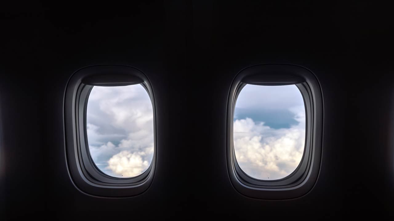 રીડર્સ ડાયજેસ્ટના એક અહેવાલ મુજબ, વિમાનની બારીઓ હંમેશા લંબગોળ નહોતી. 1950 સુધી, વિમાનની બારીઓ ચોરસ આકારની હતી. તે દિવસોમાં, વિમાનો આજ કરતાં ધીમી ગતિએ અને થોડા નીચા ઉડતા હતા. હવે ચાલો સમજીએ કે ચોરસ બારીઓ લંબગોળ આકારમાં કેવી રીતે બદલાઈ ગઈ?