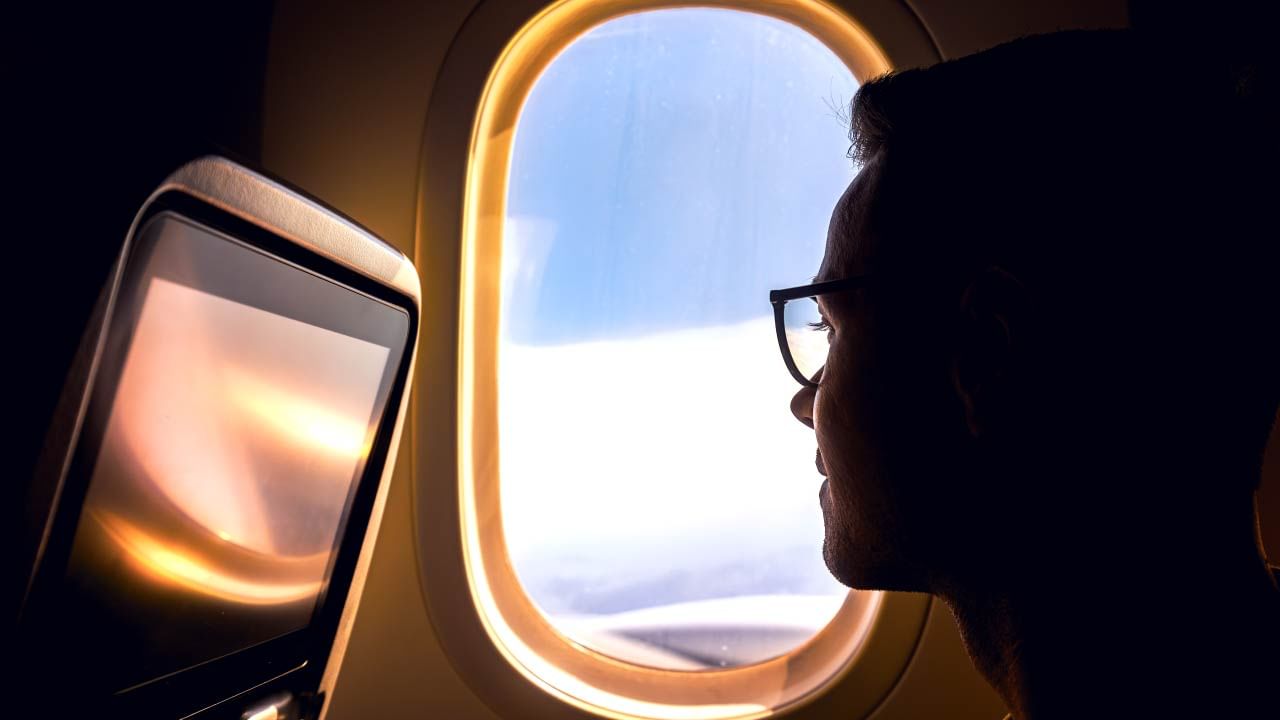 સ્કોટ ચીપ ફ્લાઇટના પ્રોડક્ટ ઓપરેશન સ્પેશિયાલિસ્ટ વિલિસ ઓર્લાન્ડો કહે છે કે, આવું કરવાના ઘણા કારણો છે. પહેલું કારણ વિમાનની સલામતી સાથે સંબંધિત છે. જ્યારે વિમાન આકાશમાં ઉડે છે, ત્યારે હવાનું દબાણ બને છે. લંબગોળ બારીને કારણે, આ હવાનું દબાણ તેના દરેક ભાગ પર સમાન રીતે પડે છે. જ્યારે આવું થાય છે, ત્યારે બારીઓ ફાટવાનું જોખમ ઓછું થાય છે.