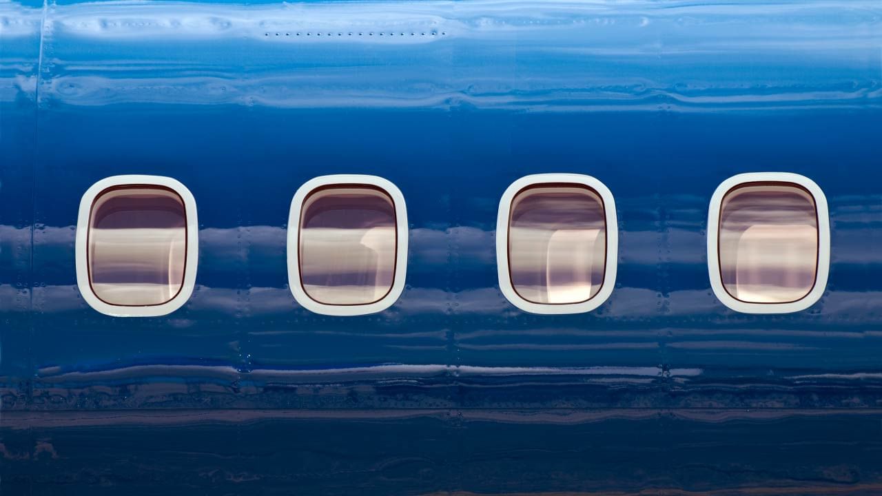 1950 પહેલા, વિમાનો ધીમી ગતિએ ઉડતા હતા, જે વધુ બળતણનો વપરાશ કરતા હતા અને ખર્ચાળ હતા. જેમ જેમ વિમાનમાં મુસાફરી કરવાનો ટ્રેન્ડ વધતો ગયો, તેમ તેમ એરલાઇન્સે બળતણનો ખર્ચ ઘટાડવા માટે તેમની ગતિ વધારી. ગતિ વધે ત્યારે વધેલા દબાણને ઘટાડવા માટે લંબગોળ બારીઓ લગાવવાનું શરૂ થયું. આનું બીજું એક કારણ છે. ચોરસ બારીઓ કરતાં લંબગોળ બારીઓ વધુ સુંદર દેખાય છે. આ તેમનો પ્લસ પોઈન્ટ છે. 