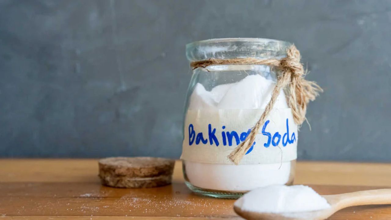 બેકિંગ સોડા લગભગ દરેક ઘરમાં જોવા મળે છે અને તે ગંધ શોષવામાં ખૂબ અસરકારક છે. જો કોઈ કપડામાંથી ખૂબ ગંધ આવતી હોય, તો તે ભાગને હળવો ભીનો કરો અને ત્યાં બેકિંગ સોડા છાંટો. તેને થોડા સમય માટે આ રીતે રહેવા દો અને પછી તેને હૂંફાળા પાણીથી ધોઈ લો અથવા તેને સંપૂર્ણપણે સૂકવી દો. જો તમે ધોવા ન માંગતા હો, તો સૂકા કપડા પર બેકિંગ સોડા છાંટો અને તેને થોડા કલાકો માટે હવાચુસ્ત બેગ અથવા બોક્સમાં રાખો. બાદમાં કપડાને હલાવો અને તેને પહેરો. આ પદ્ધતિ અંડરઆર્મ્સ, કોલર અથવા પરસેવાવાળા ભાગો પર ખૂબ અસરકારક છે.