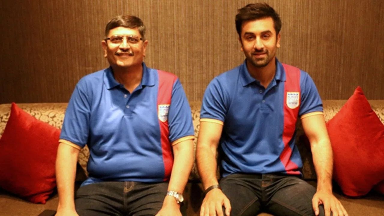 બિમલ પારેખ બોલીવુડના પ્રિય ચાર્ટર્ડ એકાઉન્ટન્ટ (CA) છે. તેઓ નાણાકીય સલાહકાર પણ છે. તેઓ ફક્ત આમિર ખાન જ નહીં, તેઓ રણબીર કપૂર, કેટરિના કૈફ, જુહી ચાવલા અને કપિલ શર્માના CA છે. તેમણે ઘણા પ્રોડક્શન હાઉસને નાણાકીય માર્ગદર્શન પણ આપ્યું છે. આમાં ફરહાન અખ્તર-રિતેશ સિધવાનીનું એક્સેલ એન્ટરટેઈનમેન્ટ, ઝોયા અખ્તર-રીમાનું ટાઇગર બેબી, ભણસાલી અને આશુતોષ ગોવારિકરનું પ્રોડક્શન હાઉસ શામેલ છે.