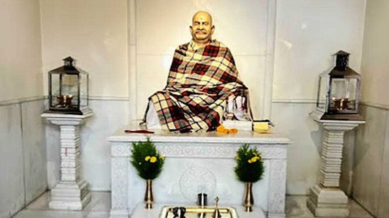 ઘરે આવ્યા પછી કૈંચી ધામની માટીને સ્વચ્છ વાસણમાં રાખો. તેનો સીધો ઉપયોગ કરતા પહેલા, તમે તેના પર ગંગાજળના થોડા ટીપાં અથવા શુદ્ધ પાણી છાંટીને તેને વધુ શુદ્ધ કરી શકો છો. બાબા નીમ કરોલી મહારાજ અને તમારા ઇષ્ટદેવ (ખાસ કરીને ભગવાન હનુમાન) નું ધ્યાન કરો અને તેમના મંત્રોનો જાપ કરો.