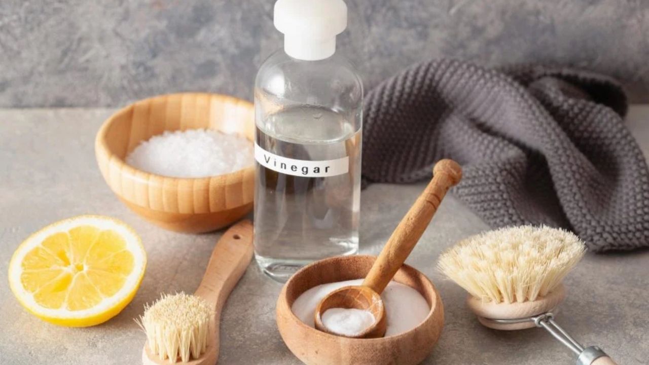 જો તમારી પાસે વોશિંગ મશીન નથી અને તમારા કપડાંમાંથી દુર્ગંધ આવી રહી છે, તો વિનેગર તમને મદદ કરી શકે છે. વિનેગર અને પાણી સમાન માત્રામાં મિક્સ કરો અને તેને સ્પ્રે બોટલમાં ભરો. હવે આ દ્રાવણને કપડાં પર થોડું છાંટો અને તેને હેંગર પર લટકાવી દો જેથી તે યોગ્ય રીતે સુકાઈ શકે. વિનેગર ગંધ છુપાવતું નથી, પરંતુ તેને મૂળમાંથી દૂર કરવામાં મદદ કરે છે. આ ઉપાય ખાસ કરીને એવા કપડાં માટે અસરકારક છે જેમાં થોડી પરસેવાની ગંધ આવે છે અથવા જે લાંબા સમયથી બંધ કબાટમાં રાખવામાં આવ્યા છે.