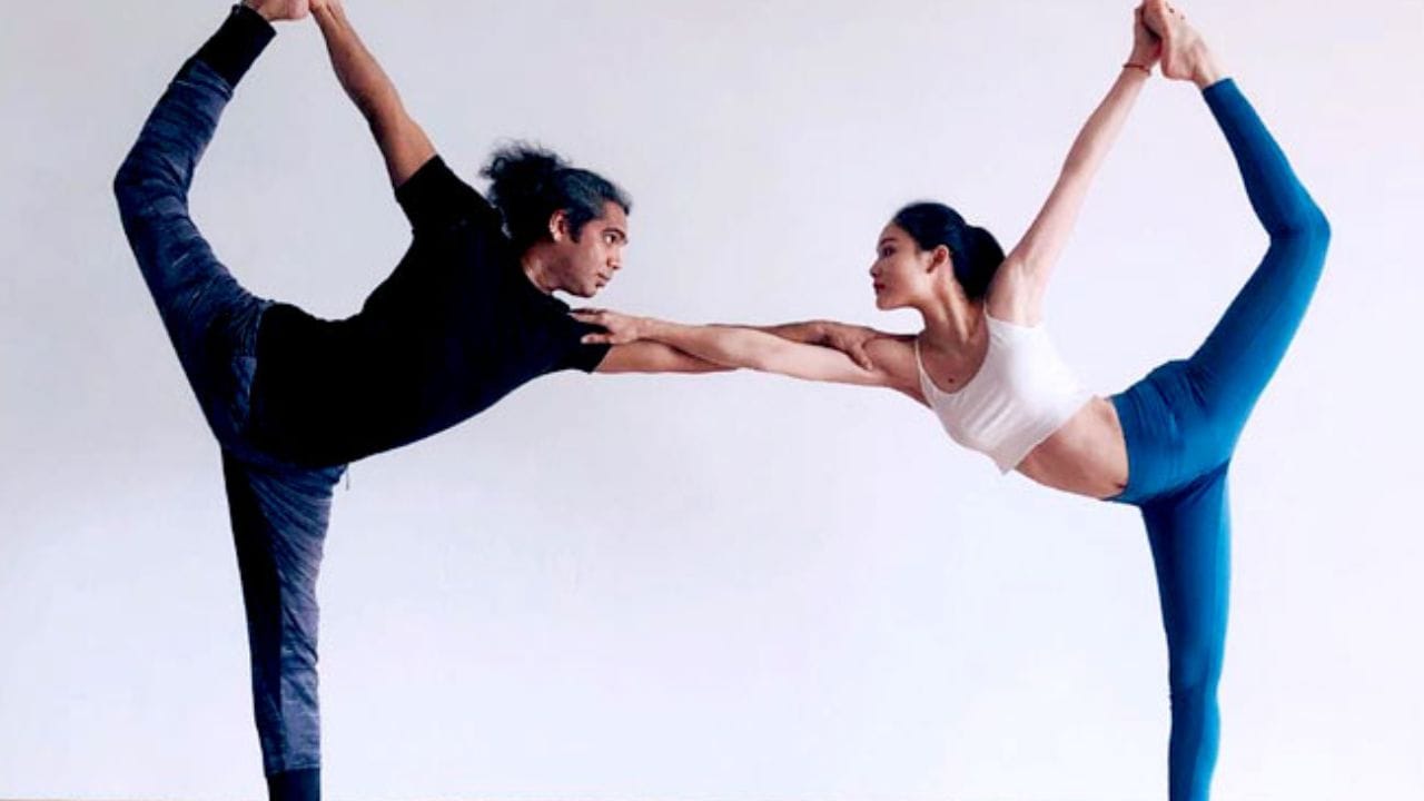 ખાલી પેટ: યોગ નિષ્ણાત ડૉ. સંપૂર્ણાએ જણાવ્યું હતું કે યોગ ખાલી પેટે કરવો જોઈએ. આ માટે તમારે યોગ કરતા અડધા કલાક પહેલા પાણી પીવું જોઈએ અથવા પેટ ખાલી કરવા માટે ફ્રેશ થઈ જવું જોઈએ. જો તમે સવારે વહેલા યોગ નથી કરતા તો ધ્યાનમાં રાખો કે ભોજન કર્યાના ઓછામાં ઓછા 3 કલાક પછી યોગ કરો. જો તમે નાસ્તો કર્યા પછી યોગ કરી રહ્યા છો, તો ઓછામાં ઓછા 2 કલાકનો ગેપ હોવો જોઈએ.
