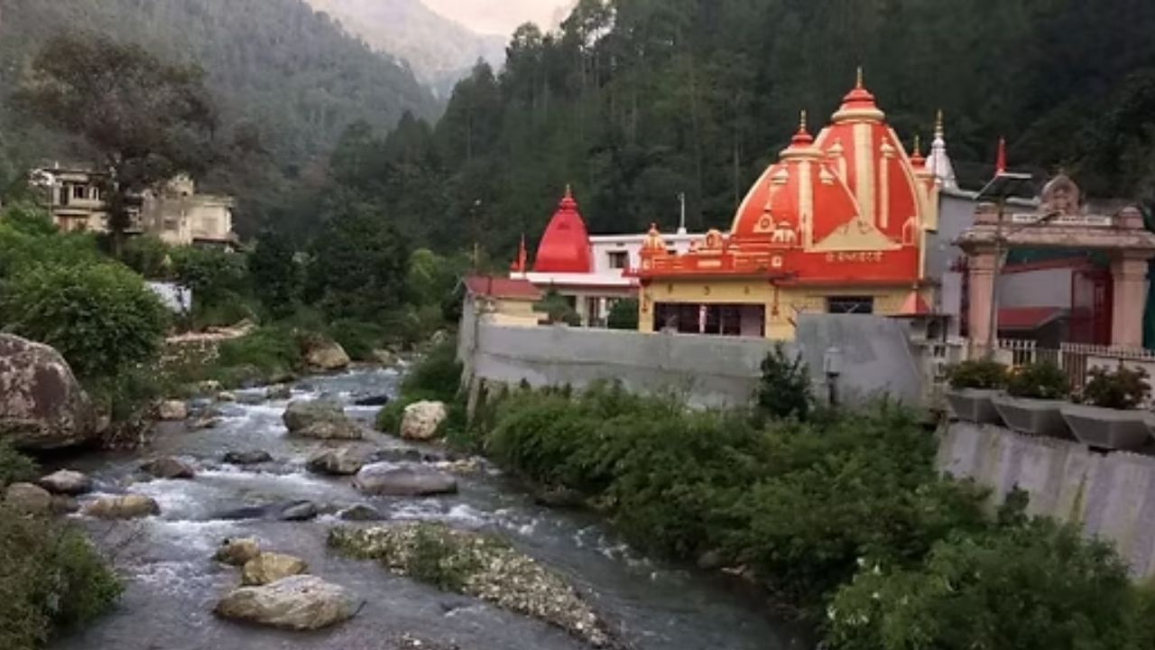 એવું માનવામાં આવે છે કે કૈંચી ધામની માટીમાં બાબાની સકારાત્મક ઉર્જા અને આશીર્વાદ હોવાથી, તેને કપાળ પર લગાવવાથી નકારાત્મક શક્તિઓ અને વિચારો દૂર થાય છે. ઘણા ભક્તોએ અનુભવ કર્યો છે કે આ માટીના ઉપયોગથી શારીરિક પીડા અને રોગો ઓછા થાય છે અથવા દૂર થાય છે. તે એક પ્રકારની દવા તરીકે કામ કરે છે, પરંતુ તે શ્રદ્ધા પર આધારિત છે. તેને નિયમિતપણે લગાવવાથી મનમાં શાંતિ મળે છે, ચિંતાઓ ઓછી થાય છે અને આત્મવિશ્વાસ વધે છે.