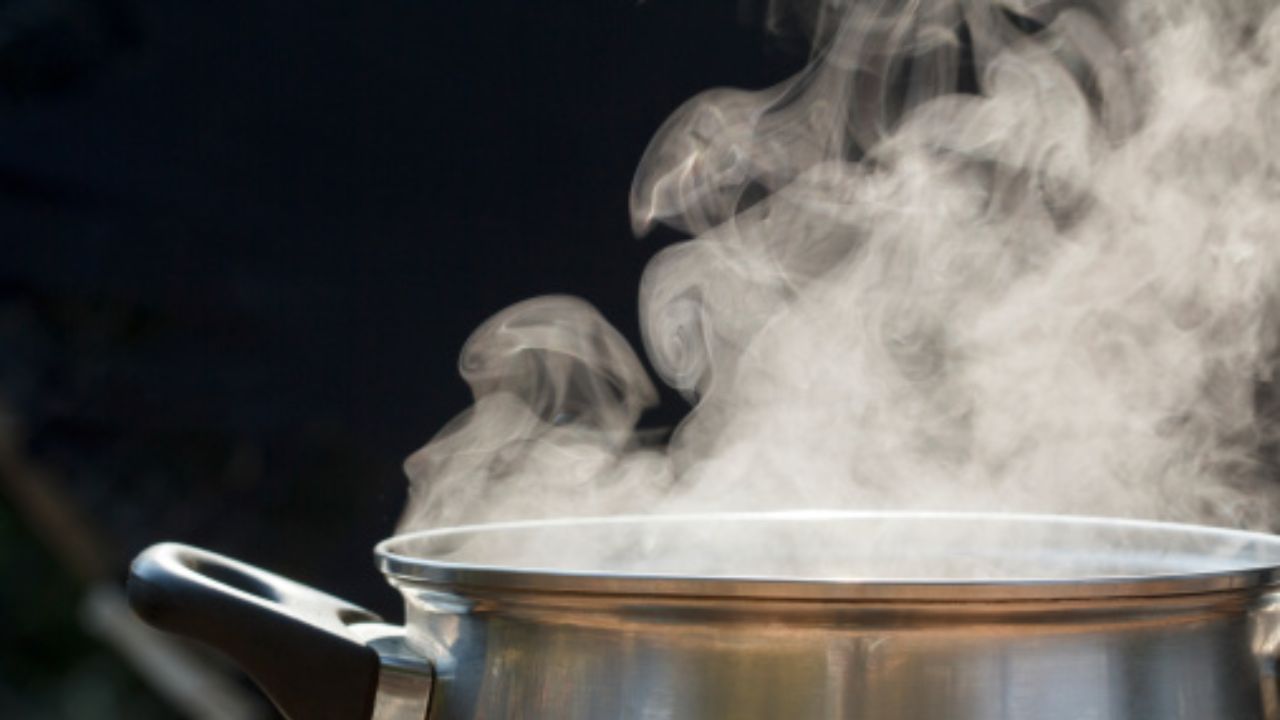 જો તમે મુસાફરી કરી રહ્યા છો અને કપડાં ધોવાની સુવિધા નથી, તો સ્ટીમિંગ એક ઉત્તમ ઉપાય છે. આ માટે તમારે મોંઘા સ્ટીમરની જરૂર નથી. તમારે ફક્ત બાથરૂમમાં ગરમ ​​પાણીનો ફુવારો ચલાવવાનો છે અને ત્યાં વરાળ બનવા દો. આ પછી, કપડાંને હેંગર પર લટકાવી દો. સ્ટીમ કપડાંમાં એકઠા થયેલા ગંધના કણોને છૂટા કરે છે અને કપડાં ફરીથી તાજા દેખાવા લાગે છે. આ પદ્ધતિ ખાસ કરીને રેશમ, રેયોન અને લિનન જેવા નાજુક કાપડ માટે સલામત છે.