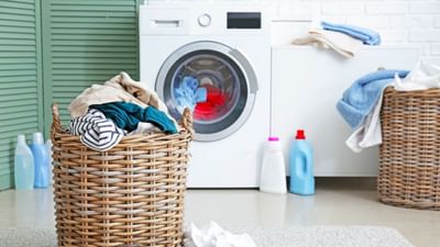 How to Remove Smell from Clothes Without Washing: ક્યારેક એવું બને છે કે આપણા કપડાં ગંદા ન હોય, પણ તેમાંથી વિચિત્ર ગંધ આવવા લાગે છે. આ ગંધ પરસેવા, ભેજ, બંધ કબાટ અથવા મુસાફરી દરમિયાન લાગેલી ધૂળને કારણે હોઈ શકે છે. આવી સ્થિતિમાં, દર વખતે કપડાં ધોવા શક્ય નથી - ખાસ કરીને જ્યારે તમે ઉતાવળમાં હોવ અથવા સફર પર હોવ. ઘણી વખત આપણી પાસે વોશિંગ મશીન પણ હોતું નથી અથવા કપડાં એટલા ભારે હોય છે કે તેમને તરત જ સૂકવવા મુશ્કેલ બની જાય છે. આવી સ્થિતિમાં, લોકો વિચારે છે કે કપડાં હવે પહેરવા યોગ્ય નથી, પરંતુ નિષ્ણાતો કહે છે કે કેટલાક સરળ અને ઘરેલું ઉપાયો દ્વારા, તમે ધોયા વિના પણ કપડાંને ફરીથી તાજા બનાવી શકો છો. આ પદ્ધતિઓ અપનાવવાથી માત્ર સમય બચશે નહીં પરંતુ કપડાંનું આયુષ્ય પણ વધશે, કારણ કે વારંવાર ધોવાથી તે ઝડપથી બગડી શકે છે. ચાલો જાણીએ પાંચ સરળ અને અસરકારક રીતો, જેના દ્વારા તમે ધોયા વિના કપડાંની ગંધ દૂર કરી શકો છો.