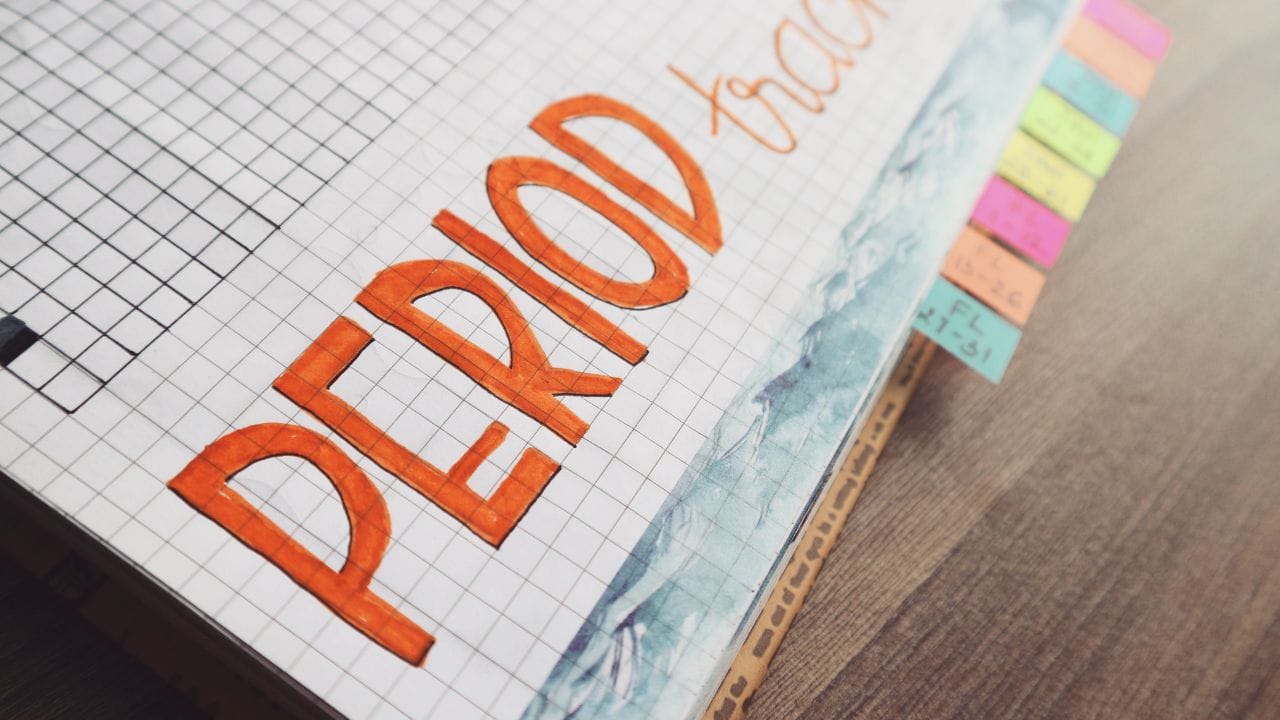  જે હોર્મોન અંસુતલનના કારણે બને છે. PCOSથી પીડિત મહિલાઓને અનિયમિત પીરિયડસ, અણગમતા વાળ,ખીલ અને વંધ્યત્વ જેવી સમસ્યાઓ થઈ શકે છે. તેના કારણો શું છે અને આપણે આ રોગને કેવી રીતે નિયંત્રિત કરી શકીએ? આપણે નિષ્ણાતો પાસેથી આ વિશે જાણીશું.