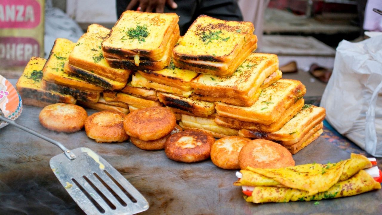 આ બિઝનેસમાં તમારે સ્ટોલ કે થેલા, રસોડા માટે જરૂરી સાધનો જેમ કે સ્ટીલનું સ્ટીમર, ગ્રિલ, કટિંગ બોર્ડ, પ્લેટ, કપ અને ફ્રન્ટ સાઈનબોર્ડ,પ્લાસ્ટિક ગ્લોવ્સ જેવી સાધન સામગ્રી લાવવી પડશે.