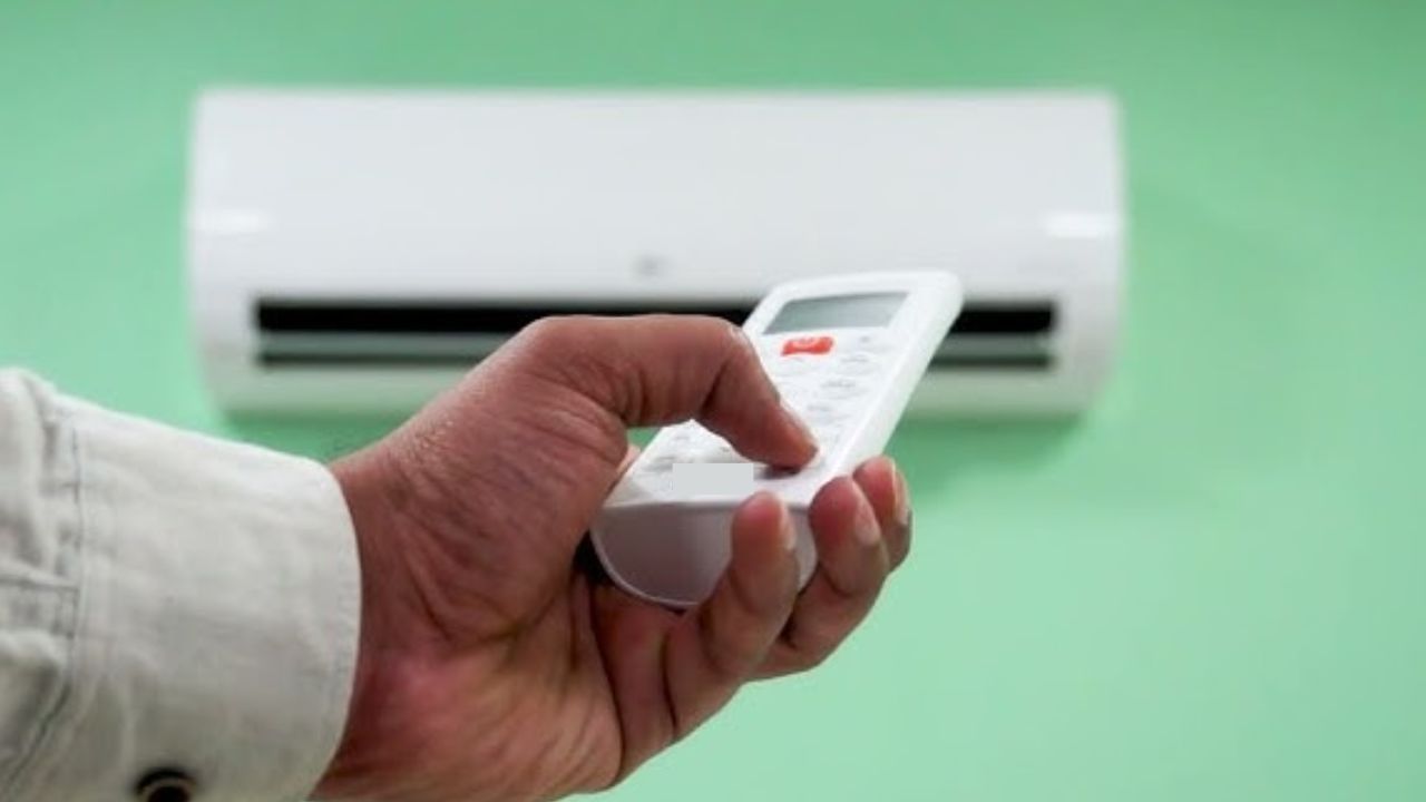 કયા ટેમપરેચર પર AC ચલાવવું: વરસાદી અને ભેજવાળા હવામાન દરમિયાન, ACનું તાપમાન 24°C થી 26°Cની વચ્ચે રાખવું જોઈએ. જો તમને વધુ ઠંડી લાગી રહી હોય, તો 28°C સુધીનું તાપમાન યોગ્ય છે અને આ તમારા વીજળી બિલમાં પણ ઘટાડો કરે છે. જો તમને વધુ ગરમી લાગી રહી હોય, તો તાપમાન 22°C સુધી ગોઠવી શકાય છે.