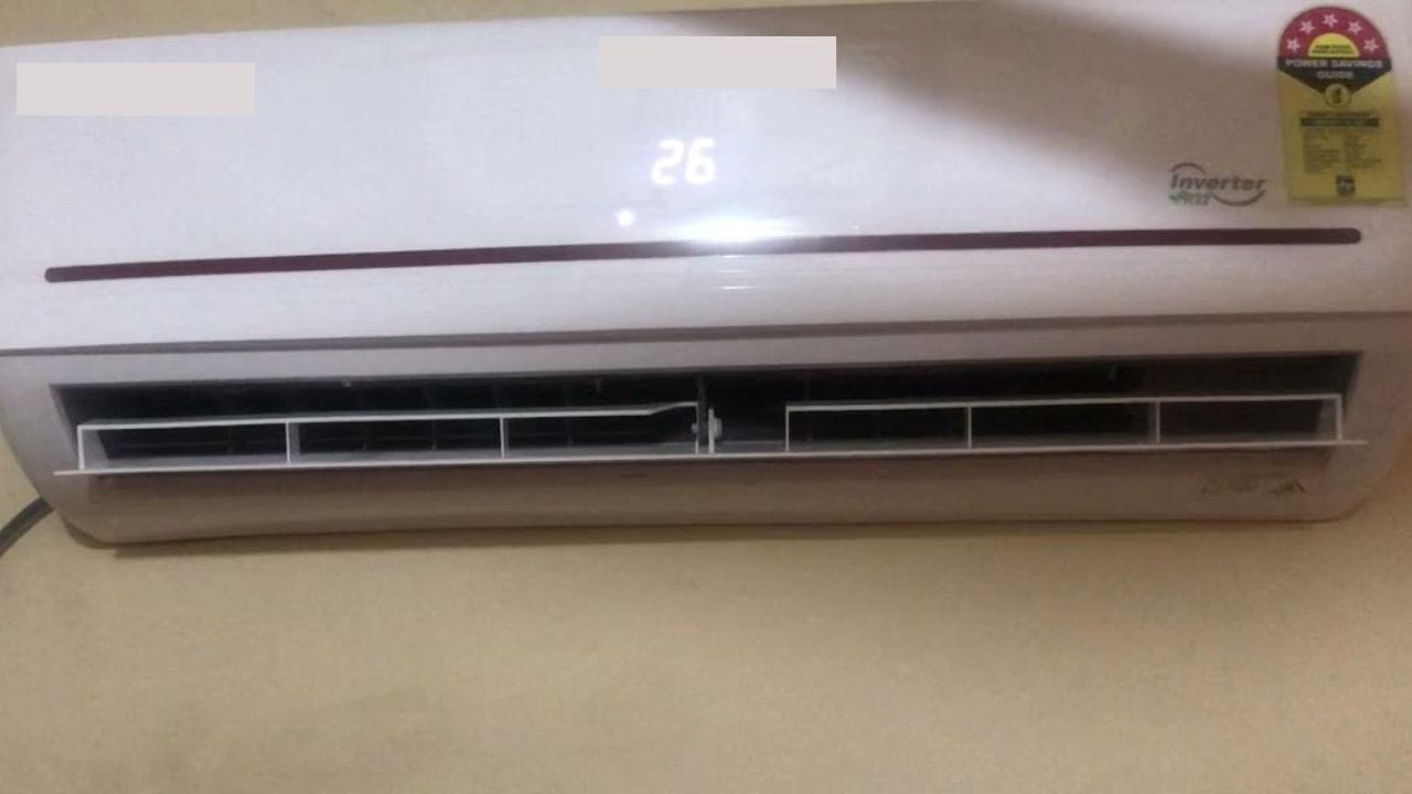 વરસાદની શરુઆત થઈ ગઈ છે આ ઋતુમાં AC ચલાવવાની અને તેનો ઉપયોગ કરવાની રીત થોડી અલગ છે. કારણ કે વરસાદ અને ભેજવાળા હવામાનમાં ગરમી વધે છે. આવી સ્થિતિમાં, પ્રશ્ન પહેલા એ આવે છે કે આ ઋતુમાં કયા મોડમાં અને કયા તાપમાને AC ચલાવવુ જોઈએ.