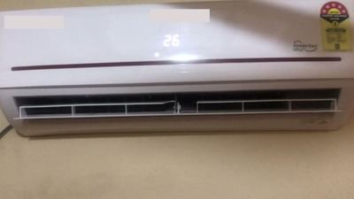 વરસાદની શરુઆત થઈ ગઈ છે આ ઋતુમાં AC ચલાવવાની અને તેનો ઉપયોગ કરવાની રીત થોડી અલગ છે. કારણ કે વરસાદ અને ભેજવાળા હવામાનમાં ગરમી વધે છે. આવી સ્થિતિમાં, પ્રશ્ન પહેલા એ આવે છે કે આ ઋતુમાં કયા મોડમાં અને કયા તાપમાને AC ચલાવવુ જોઈએ.