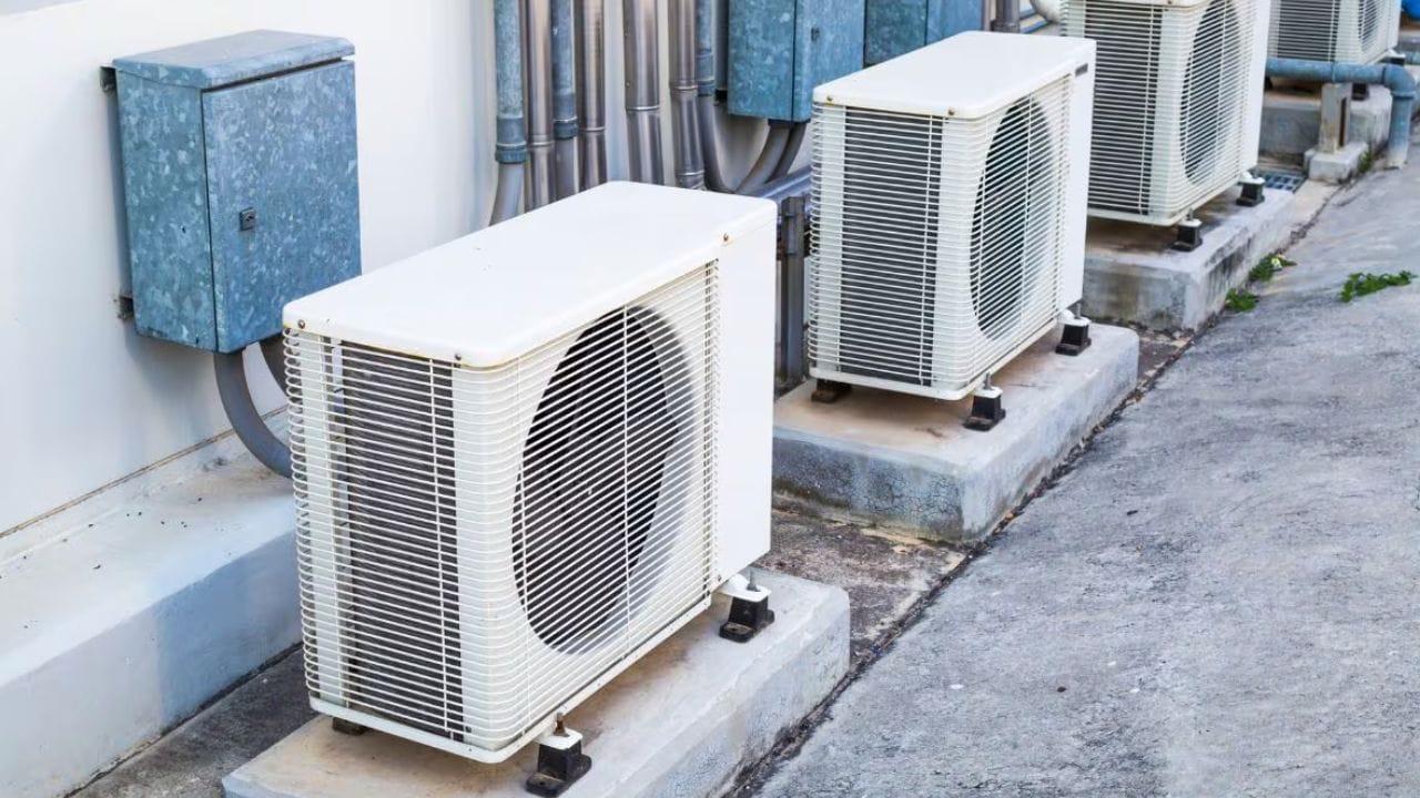 આઉટડોર યુનિટ પર દબાણ પડે: સૌ પ્રથમ, એ જાણવું મહત્વપૂર્ણ છે કે જોરદાર વાવાઝોડા અથવા વરસાદ દરમિયાન, એસીના આઉટડોર યુનિટ પર વધારાનું દબાણ હોય છે. આ સમય દરમિયાન, હવામાં ઉડતો કચરો, ધૂળ અને પાણી એસીના બાહ્ય ભાગને નુકસાન પહોંચાડી શકે છે. જો એસી ચાલી રહ્યું હોય અને જોરદાર વાવાઝોડા સાથે વરસાદ પડી રહ્યો હોય, તો તેના બાહ્ય યુનિટને નુકસાન થઈ શકે છે.