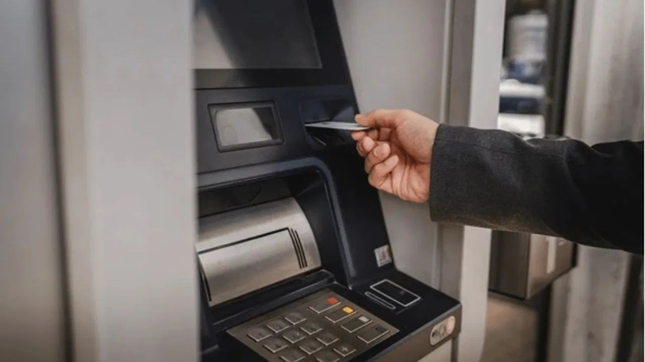 'ATM'માંથી પૈસા ઉપાડવા મોંઘા થશે: 1 જૂનથી ડેબિટ કાર્ડનો ઉપયોગ કરીને 'ATM'માંથી પૈસા ઉપાડવા મોંઘા થશે. નવા નિયમો હેઠળ, જો તમે ફ્રી લિમિટ કરતા વધુ ટ્રાન્ઝેક્શન કરો છો, તો તમારો વિડ્રોલ ચાર્જ વધી શકે છે. આનો અર્થ એ થયો કે, ATMમાંથી વારંવાર પૈસા ઉપાડવા હવે તમને ભારે પડશે.