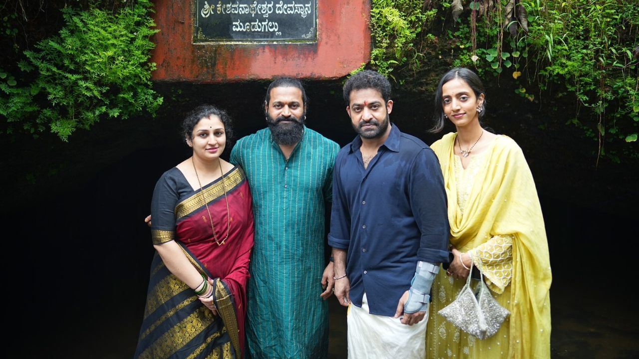 જો આપણે ઋષભ શેટ્ટીની પર્સનલ લાઈફની વાત કરીએ તો. તેના પિતાનું નામ વાઈ ભાસ્કર શેટ્ટી છે. જે એક જાણીતા જ્યોતિષી રહી ચૂક્યા છે. ઋષભ શેટ્ટીની માતાનું નામ લક્ષ્મી શેટ્ટી છે.