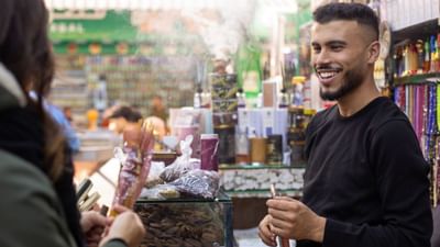 આ બિઝનેસ નવા લોકો માટે એક સરસ શરુઆત બની શકે છે. આમ જોવા જઈએ તો, અગરબત્તી હાથથી બનાવવામાં આવે છે. જો તમે હાથ વડે જાતે અગરબત્તી બનાવો છો, તો તેમાં આશરે રોકાણ ₹20,000 થી ₹50,000 જેટલું થઈ શકે છે. 