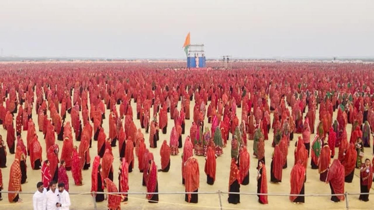 ભગવદ્ગોમંડલમાં જણાવ્યા અનુસાર બાબરીઆને મળતી જાતનો ગોવાળ; ગોપ; ભરવાડ; રબારી. તેઓની બે જાત: મત્સોયા અને સોરઠિયા. સિંધના સુમરા વંશકના હોવાનું અને કૃષ્ણની સાથે સોરઠ આવી ગિરનારના ડુંગરની પડોશમાં વસ્યાનું આહીર માટે મનાય છે. 