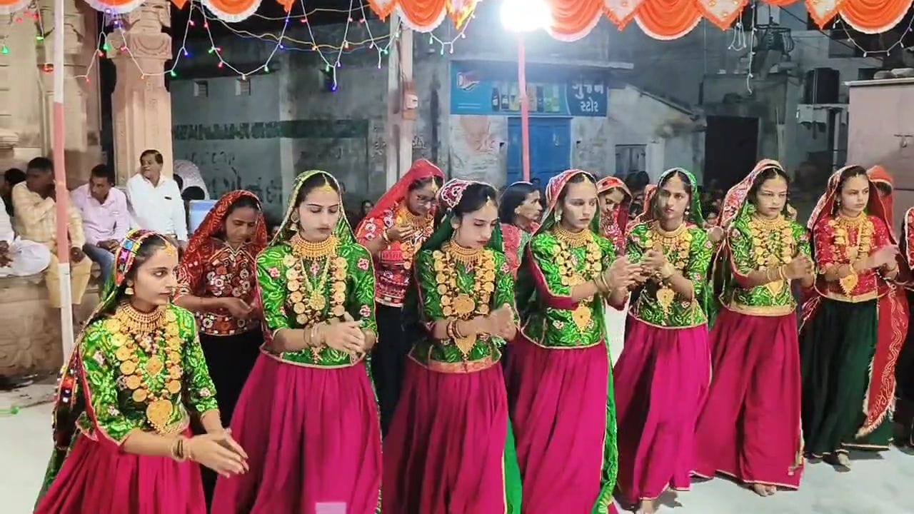 આહીર અટક/જાતિ માત્ર એક પશુપાલક સમુદાય નથી, પરંતુ એક પ્રાચીન અને ગૌરવશાળી વારસાવાળી જાતિ છે, જેને ભારતીય ઈતિહાસ અને સંસ્કૃતિમાં મહત્વનું સ્થાન પ્રાપ્ત છે. તેઓ શ્રીકૃષ્ણના સંસ્કાર અને જીવનમૂલ્યોના વારસદાર માનવામાં આવે છે. ( નોધ :પબ્લિક ડોમેનમાં ઉપલબ્ધ માહિતી અનુસાર આ સ્ટોરી ફાઈલ કરવામાં આવી છે.)