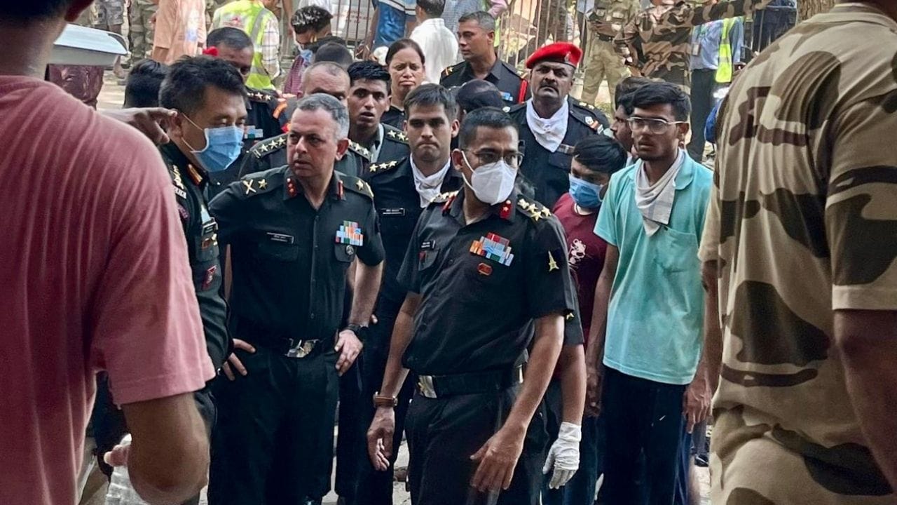 સેનાએ ખાતરી કરી છે કે રાહત કાર્ય ઝડપી ગતિએ ચાલે અને કોઈ અરાજકતા ન થાય. આ ઉપરાંત, ભારતીય સેનાની લશ્કરી હોસ્પિટલને પણ સતર્ક રાખવામાં આવી છે, જેથી જરૂર પડ્યે ઘાયલોની સારવાર તાત્કાલિક શરૂ કરી શકાય. આ પ્રયાસો સાથે, ભારતીય સેનાએ ફરી એકવાર આપત્તિ સમયે તત્પરતા અને માનવતાનું ઉદાહરણ રજૂ કર્યું છે. સેના અને નાગરિક વહીવટીતંત્રના સંકલિત પ્રયાસો સાથે, રાહત કાર્ય ઝડપી બનાવવામાં આવી રહ્યું છે અને શક્ય તેટલી બધી સહાય સુનિશ્ચિત કરવામાં આવી રહી છે. સેના, અન્ય સુરક્ષા દળો સાથે, પરિસ્થિતિને સામાન્ય બનાવવામાં રોકાયેલી છે.