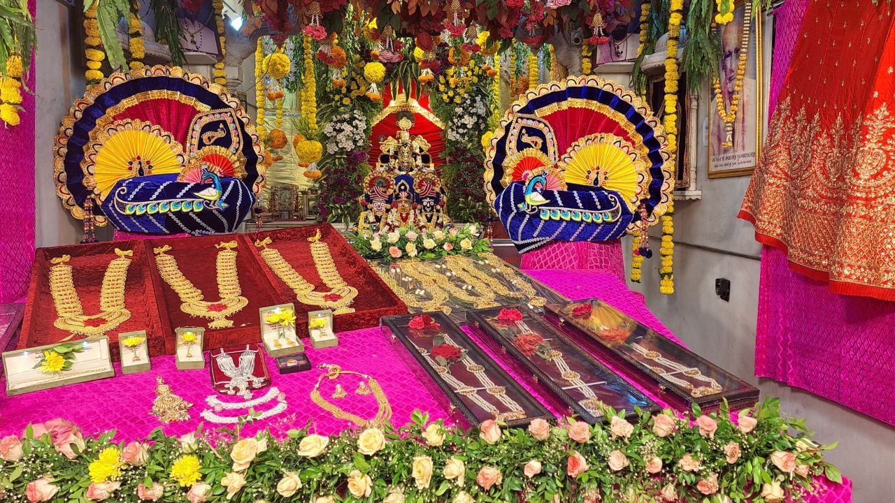 સરસપુર મોસાળ મંદિર ખાતે ભગવાન જગન્નાથને વાસણાના યજમાન પરિવાર દ્વારા ભાવભેર મામેરું અર્પણ કરવામાં આવ્યું છે.