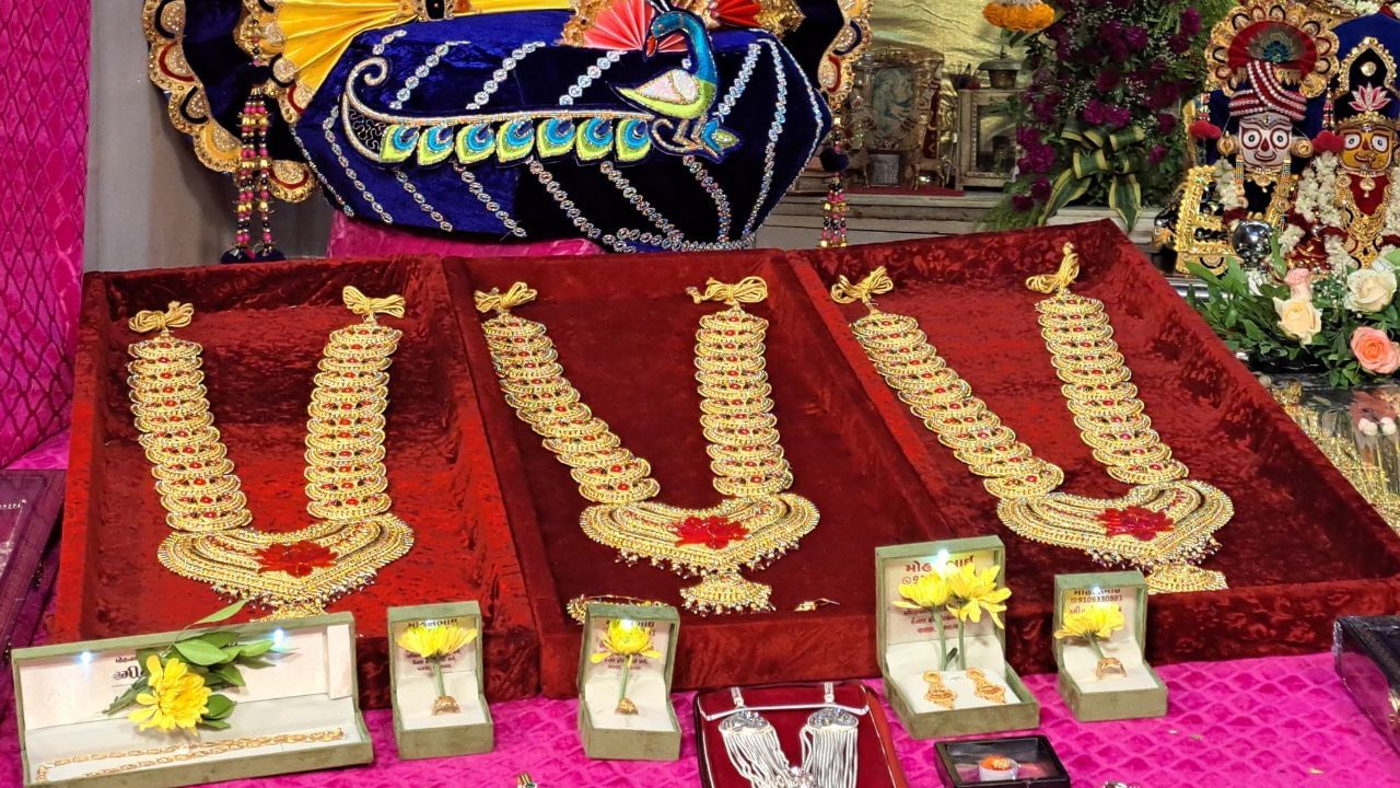 આ ઉપરાંત, સોના-ચાંદીના અલૌકિક આભૂષણો પણ ભગવાનને અર્પણ કરવામાં આવ્યા છે.