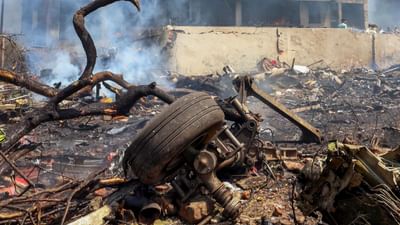 ગુજરાતના અમદાવાદમાં એક મોટી દુર્ઘટના બની છે. ગુરુવારે, એર ઇન્ડિયાનું B-787 ડ્રીમલાઇનર વિમાન, જે ફ્લાઇટ AI-171 માં અમદાવાદથી લંડનના ગેટવિક જઈ રહ્યું હતું, તે મેઘનાની નગરના રહેણાંક વિસ્તારમાં ક્રેશ થયું.