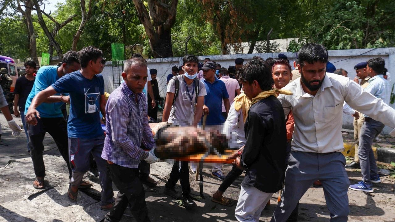 જોકે આ ભયંકર અકસ્માતના કારણો હજુ સુધી જાણી શકાયા નથી, પરંતુ તપાસ એજન્સીઓને ફ્લાઇટનું બ્લેક બોક્સ મળી જતા તેની તપાસ થઈ રહી છે. તો ચાલો જાણીએ કે વિમાન દુર્ઘટનાની તપાસમાં બ્લેક બોક્સ કેમ આટલું મહત્વપૂર્ણ છે? તેની ભૂમિકા શું છે? 