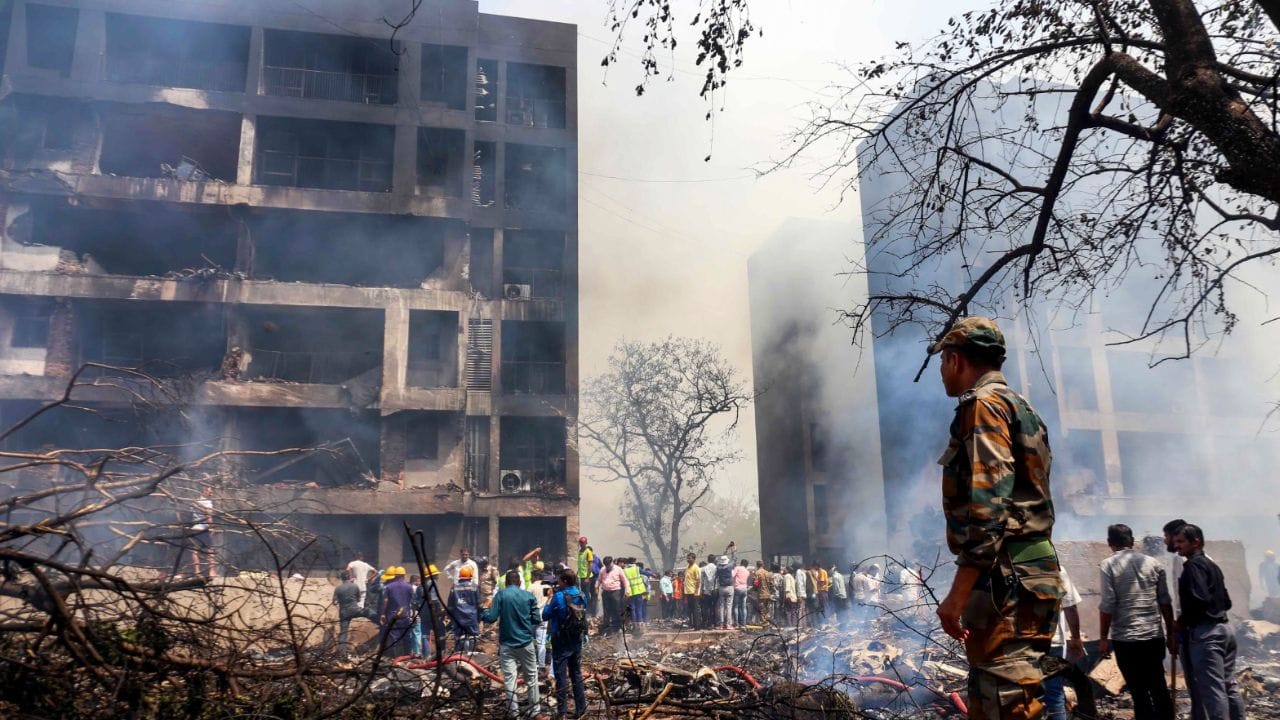 એમ્બ્યુલન્સને અવરજવર માટે ખુલ્લી રાખવામાં આવી છે. પ્રાપ્ત માહિતી અનુસાર, સિવિલ હોસ્પિટલમાં સારવાર લઈ રહેલા ઘાયલો સ્થાનિક છે. જોકે, વિમાનમાં સવાર કોઈપણ મુસાફરો વિશે હજુ સુધી કોઈ માહિતી મળી નથી.