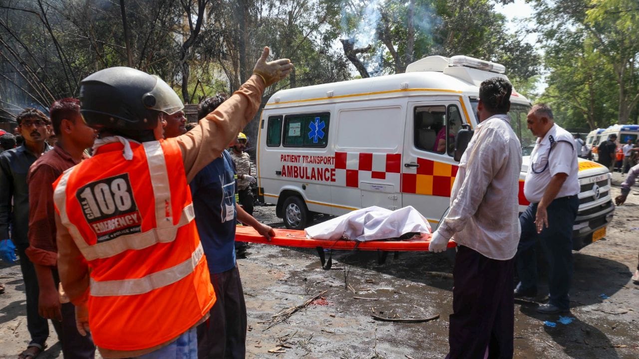 ફાયર બ્રિગેડની ત્રણ ટીમો ઘટનાસ્થળે હાજર છે. અકસ્માત બાદ રસ્તાઓ બંધ કરી દેવામાં આવ્યા છે. વિમાન ઝાડ સાથે અથડાયા બાદ તરત જ ક્રેશ થયું હતું, ત્યારબાદ તરત જ એક મોટો વિસ્ફોટ થયો અને વિમાન આગની લપેટમાં આવી ગયું. આખું વિમાન બળીને રાખ થઈ ગયું છે. ધુમાડાના ગોટા દૂર દૂર સુધી જોઈ શકાય છે. સમગ્ર વિસ્તારમાં ધુમાડો ફેલાઈ ગયો છે.