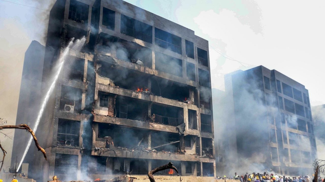 અમદાવાદ એરપોર્ટ પરથી રનવે 23 પરથી બપોરે 1:39 વાગ્યે (IST) ઉડાન ભર્યા પછી તરત જ એર ઈન્ડિયાનું વિમાન એરપોર્ટ છોડતાની સાથે જ જમીન પર ક્રેશ થઈ ગયું. ફ્લાઇટ ઉડાન ભરતાની સાથે જ પાયલોટે ATC ને MAYDAY કોલ આપ્યો, પરંતુ ત્યારબાદ વિમાન સાથે કોઈ સંપર્ક થયો નહીં. વિમાનમાં કુલ 242 લોકો સવાર હતા, જેમાં 2 પાયલોટ, 10 ક્રૂ મેમ્બર્સ અને 230 મુસાફરોનો સમાવેશ થાય છે. અત્યાર સુધી તેમના વિશે કોઈ માહિતી મળી નથી.