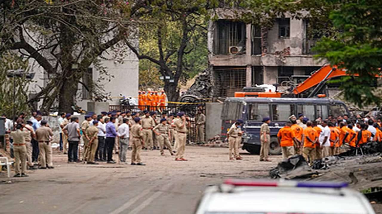 મુખ્યમંત્રી ભૂપેન્દ્ર પટેલે ઇજાગ્રસ્તોને તત્કાલ સારવાર મળી રહે તે માટે હોસ્પિટલ સુધી પહોંચાડવા ગ્રીન કોરિડર ઊભો કરાવ્યો હતો અને 100થી વધુ એમ્બ્યુલન્સની સેવાઓ લેવામાં આવી હતી. ઈજાગ્રસ્તોની સારવાર માટે અમદાવાદ સિવિલ હોસ્પિટલમાં ડોક્ટરો અને પેરામેડિકલ ટીમ ખડે પગે રહ્યા હતા અને ઈજાગ્રસ્તોની સારવાર સુશ્રૂષા આરોગ્ય મંત્રી ઋષિકેશ પટેલના સીધા માર્ગદર્શનમાં શરૂ કરી હતી. 