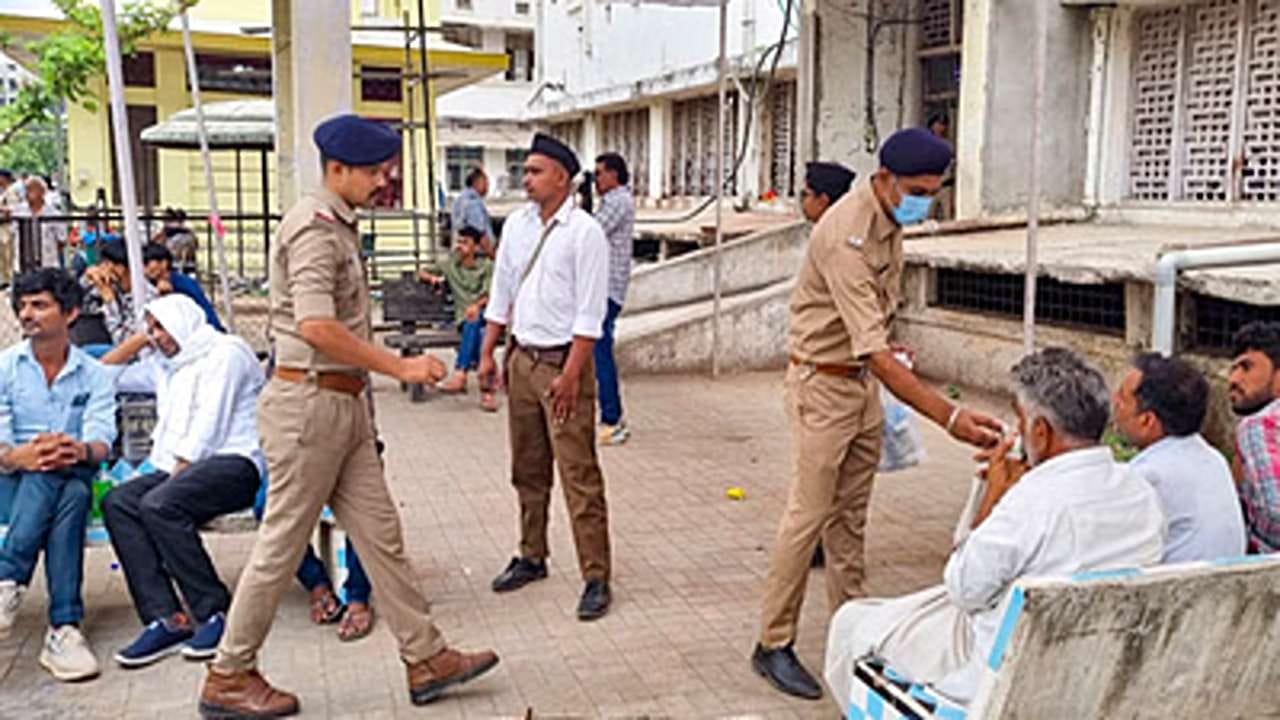 રાજ્ય સરકારે આ દુર્ઘટનાને અત્યંત સંવેદનશીલતા અને ગંભીરતા જોતા અસરગ્રસ્તો-ઇજાગ્રસ્તોના સગાં-સંબંધીઓને સિવિલ હોસ્પિટલમાં માર્ગદર્શન માટે 4 આઈ.એ.એસ. અધિકારીઓને જવાબદારી સોંપી છે. SEOC ખાતે 16 નાયબ કલેક્ટરો અને 16 મામલતદાર સહિત મહેસૂલી તંત્રની ટીમ કાર્યરત કરવામાં આવી છે.
