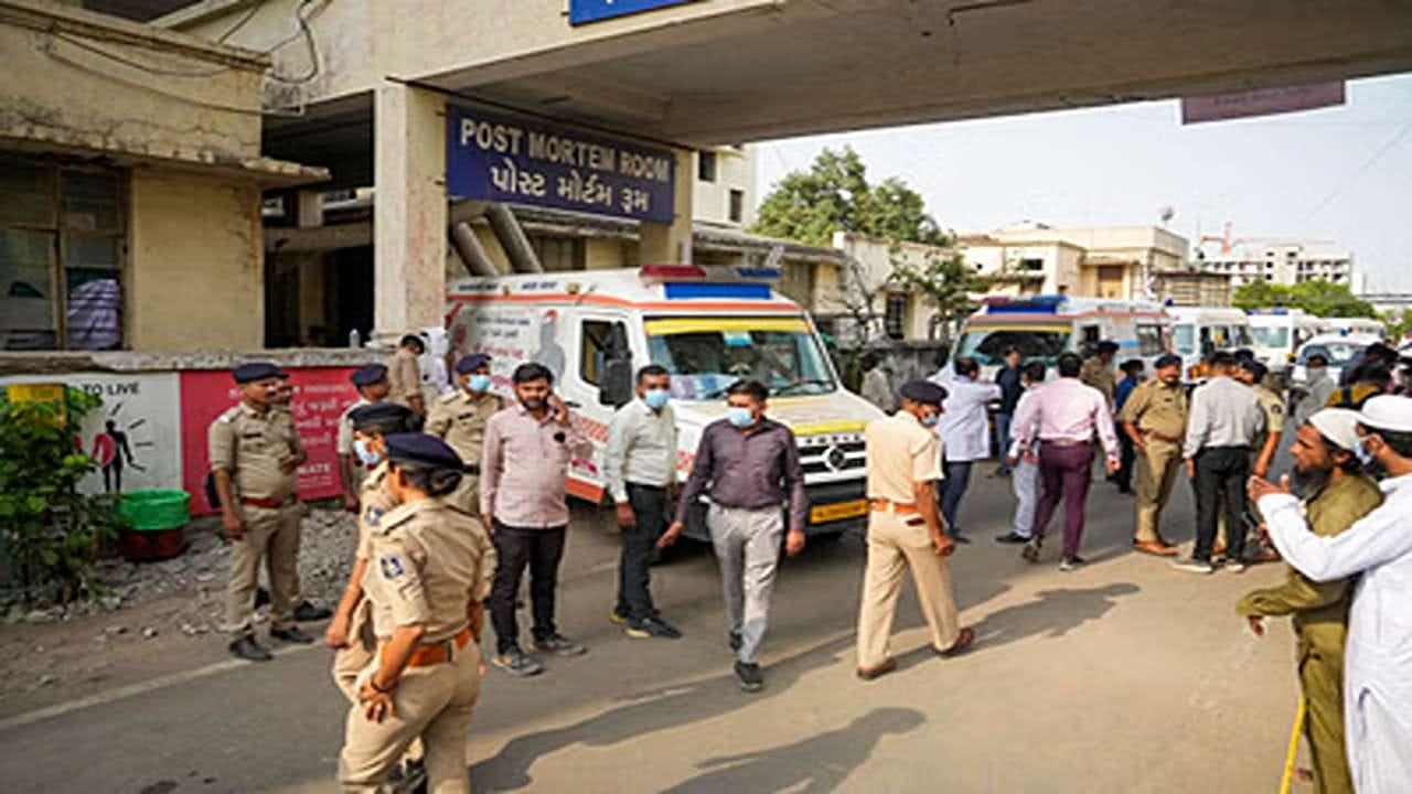 6
દુર્ઘટના સ્થળની આસપાસના રહેણાંક વિસ્તારના ભોગ બનેલા લોકો પૈકીના આઠ વ્યક્તિઓના મૃતદેહોની ઓળખ થતા તેમના સ્વજનોને સોંપવામાં આવ્યા છે.
