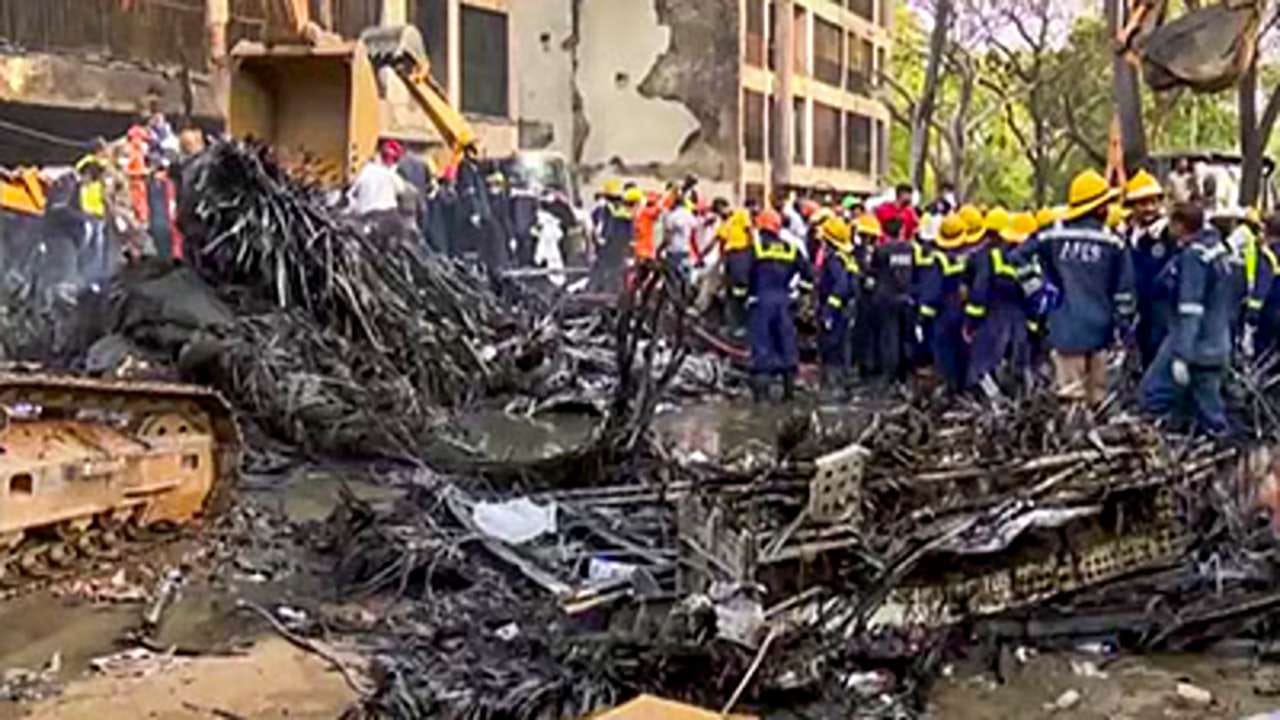 વિમાન દુર્ઘટનાના સ્થળે આર્મીના 250થી વધુ જવાનો, રેપિડ એક્શન ફોર્સની 1 ટીમ, એન.ડી.આર.એફ.- એસ.ડી.આર.એફ.ની 3 ટીમે બચાવ-રાહત કામગીરી માટે મોરચો સંભાળ્યો હતો.