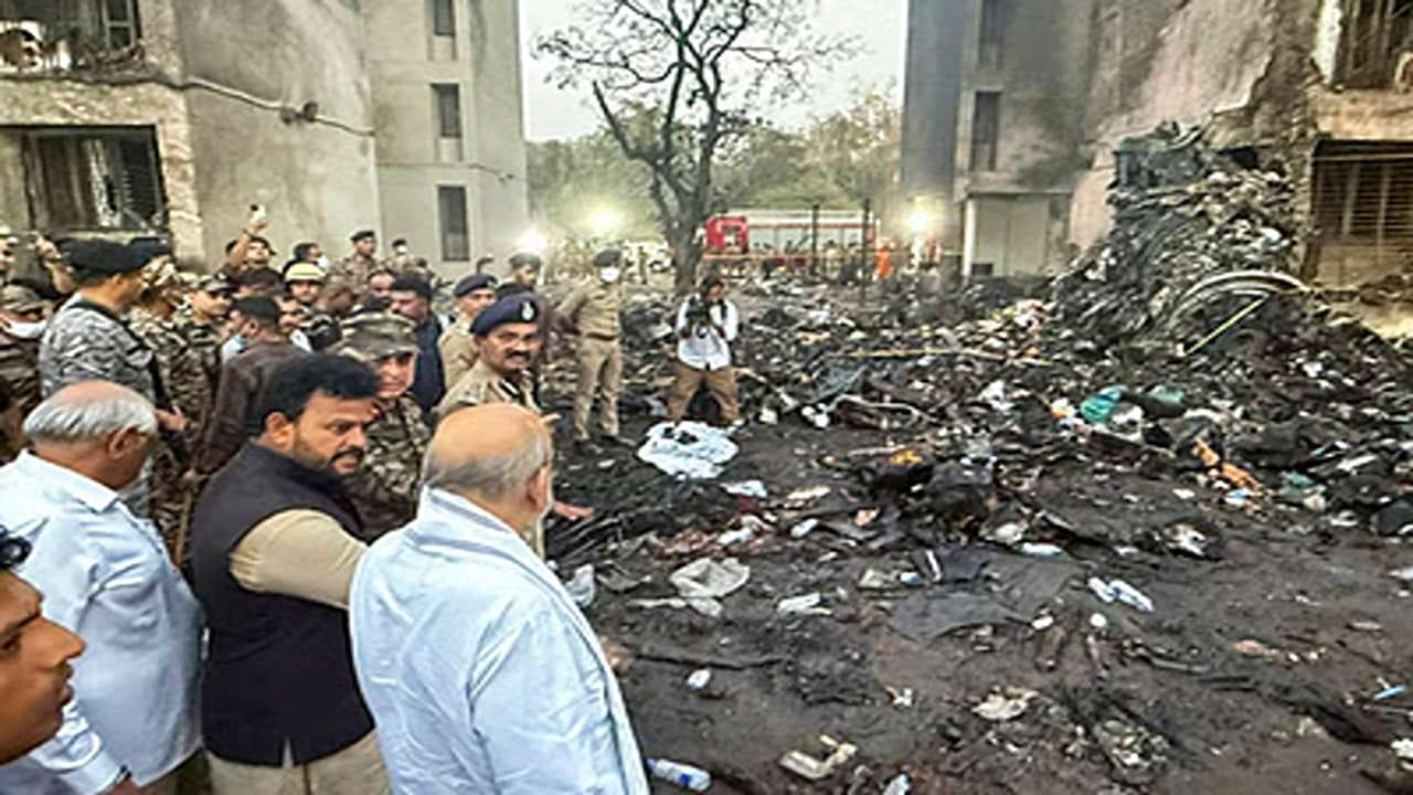 આ દુર્ઘટના બાદ 50 જેટલા વ્યક્તિઓને ઇજાગ્રસ્ત હાલતમાં સિવિલ હોસ્પિટલમાં લાવવામાં આવ્યા હતા. આ ઇજાગ્રસ્તોમાંથી 16ને બહારના દર્દી તરીકે તથા 31ને ઇન્ડોર પેશન્ટ તરીકે સારવાર અપાઈ રહી છે. આજે સાંજ સુધીમાં 12 જેટલા ઇજાગ્રસ્તોને રજા આપવામાં આવશે 