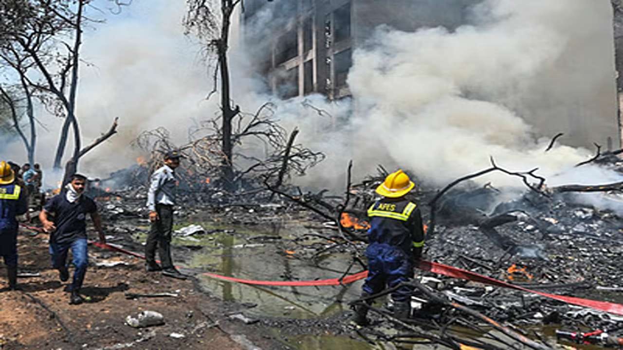 મુખ્યમંત્રી ભૂપેન્દ્ર પટેલના માર્ગદર્શનમાં રાજ્ય સરકારે વિમાનના મુસાફરો જે જિલ્લા-શહેરમાં વસવાટ કરતા હતા ત્યાંના કલેક્ટરતંત્રને સૂચનાઓ આપીને તેમના સ્નેહીજનોનો સામે ચાલીને સંપર્ક કરીને સાંત્વના આપી હતી અને સંબંધિત સંપર્ક માટે જરૂરી સહયોગ આપ્યો હતો. કોમ્યુનિકેશન પ્લાન અંતર્ગત ખાસ ટીમોની રચના કરીને આ દુર્ઘટનાનો ભોગ બનેલા સ્વજનોનું કાઉન્સેલીંગ કરીને તેમને માર્ગદર્શન અને મનોબળ પૂરું પાડવામાં આવી રહ્યું છે. 