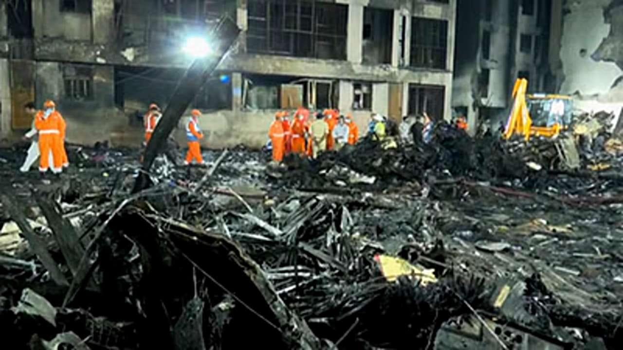 રાજ્ય સરકારે દુર્ઘટના સ્થળે નાગરિક ઉડ્ડયન મંત્રાલય સાથેની કામગીરી માટે મ્યુનિસિપલ કોર્પોરેશન તથા માર્ગ-મકાન વિભાગના 150 જેટલા કર્મીઓ, 41 ડમ્પર-ટ્રેક્ટર, 16 જેસીબી અને 3 એક્સકેવેટર સ્ટેન્ડબાય રાખવામાં આવ્યાં છે. 