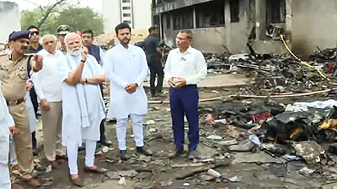 વિમાન દુર્ઘટનાનો ભોગ બનેલા વ્યક્તિઓના 219 જેટલા સંબંધીઓ ડી.એન.એ. ટેસ્ટીંગ અને બ્લડ સેમ્પલ માટે અત્યાર સુધીમાં આવ્યા છે તેમના સેમ્પલ લેવામાં આવ્યાં છે અને બાકીના તમામ સંબંધિતોના પરિવારજનોનો આ હેતુસર સંપર્ક કરવામાં આવ્યો છે. એફ.એસ.એલ.ની 10 ટીમના 36 જેટલા એક્સપર્ટ્સ આ માટે 24X7 ફરજરત છે. 
