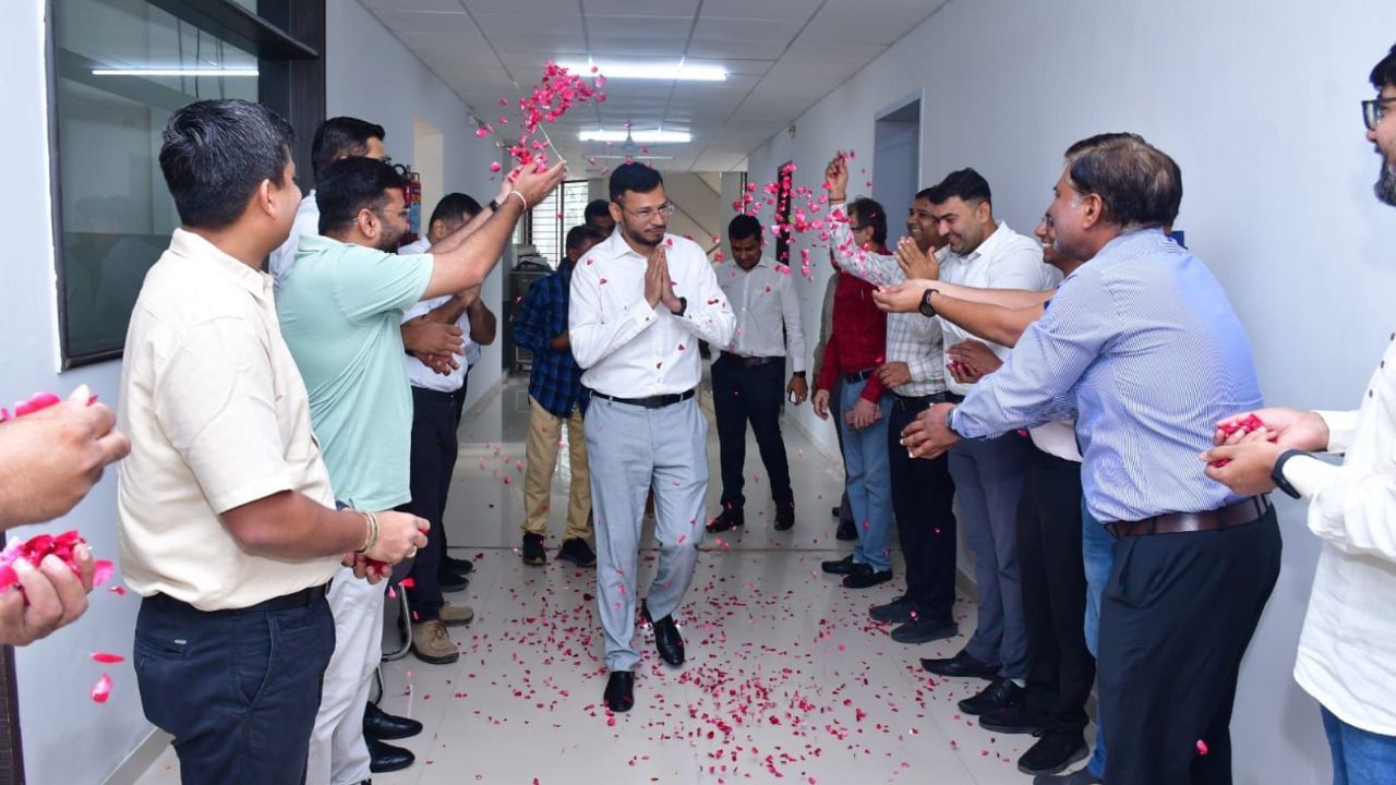 ઉપરાંત ભાવનગર ખાતે નગરપાલિકાના પ્રાદેશિક કમિશનર તરીકે ફરજ બજાવ્યા બાદ અમરેલી કલેકટર તરીકે હાજર થયા હતા. દિલ્હી મિકેનિકલ એંજીન્યરિંગ વિષય સાથે બી.ટેક.નો અભ્યાસ કર્યો હતો. આજે પંચમહાલ કલેકટર તરીકે બદલી કરવામાં આવી હતી.